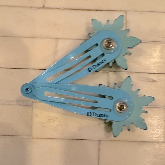 Frozen Elsa Snowflake Necklace, Earrings, Hair barrettes & Notepad w/pen - Picture 13 of 13